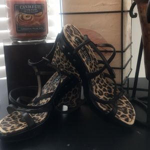 High heel leopard shoe